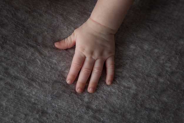Бытовые причины сухости кожи пальцев рук у ребенка